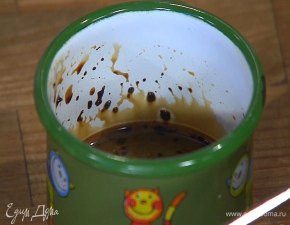 Растворимый кофе залить 1 ст. ложкой кипятка, перемешать.