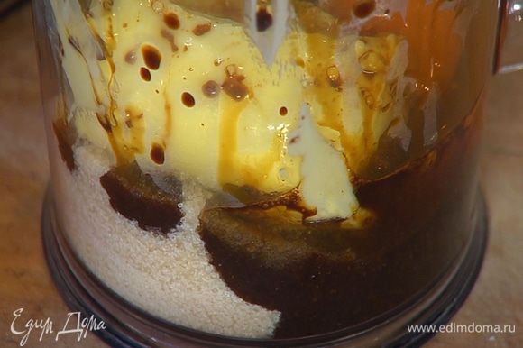 Предварительно размягченное сливочное масло соединить с сахаром и яйцом, влить кофе и взбить все миксером.