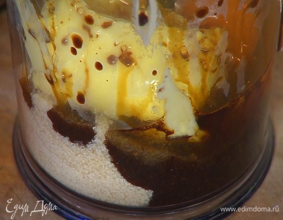 Предварительно размягченное сливочное масло соединить с сахаром и яйцом, влить кофе и взбить все миксером.