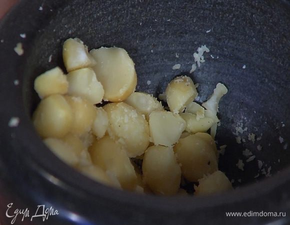 Макадамию слегка измельчить в ступке.