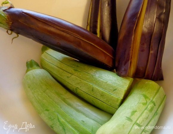 На несколько минут поместить овощи в кипящую подсоленную воду (соль по вкусу). Вынуть, дать стечь воде и охладить.