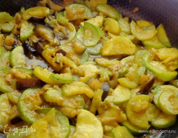 Обрезки кабачков и баклажанов измельчить и обжарить. 