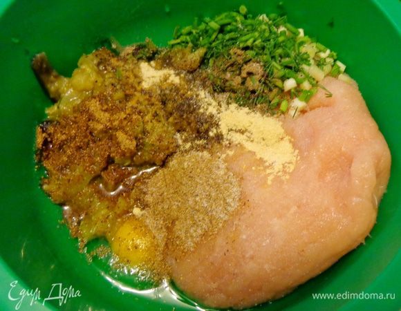 Приготовить фарш, добавив к мясу специи, соль, яйцо, зелень и половину измельченных обжаренных кабачков и баклажанов.