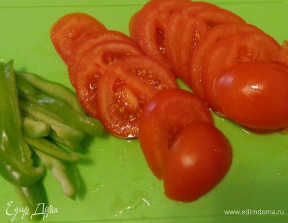 Помидоры и болгарский перец нарезать тонкими пластинкам.