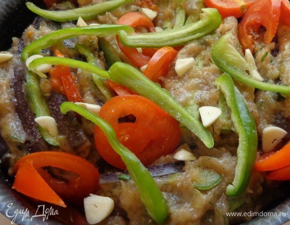 Сделать кебабы: между пластинами баклажанов и кабачков уложить фарш, помидоры и перец. Положить их в сковороду на вторую половину обжаренных овощей. Сверху положить оставшиеся помидоры и перец.