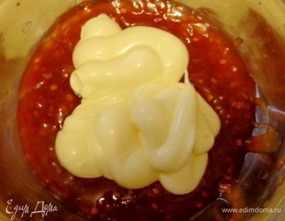 Сделать заливку, смешав майонез с соусом чили.