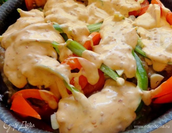 Выложить заливку на кебабы и запекать их в духовке минут 35-40.