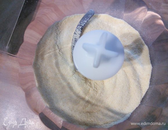 Для начала оговорюсь, что в рецепте используется 75 г манной крупы и 75 г манной муки. Для манной муки я постаралась насколько это было возможно измельчить манку в блендере.  