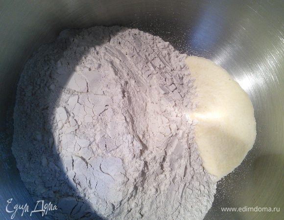 В чаше комбайна соединила все виды муки и манку. Соединила молоко с тёплой водой, развела дрожжи, влила дрожжи в муку и заменила тесто.  