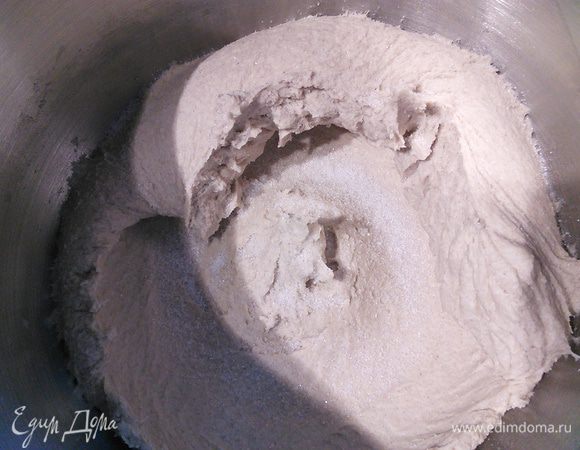 Теперь подробнее: тесто замешивается первые 5 мин на малой скорости, затем скорость повышается и замес продолжается ещё 5 мин. Тесто получается довольно мягким. 