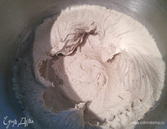 Добавляем соль и дальнейшие 5 мин замешиваем на средней скорости комбайна, вливая по каплям оливковое масло. Тесто получается мягкое и эластичное. 