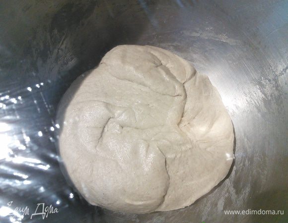 Далее следует накрыть плёнкой и поставить тесто прямо в чаше в холодильник на 48 часов. 