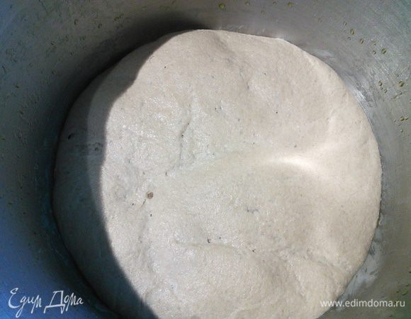 Через сутки тесто следует обмять или опять использовать комбайн. Вот так выглядит тесто через сутки созревания в холодильнике. 