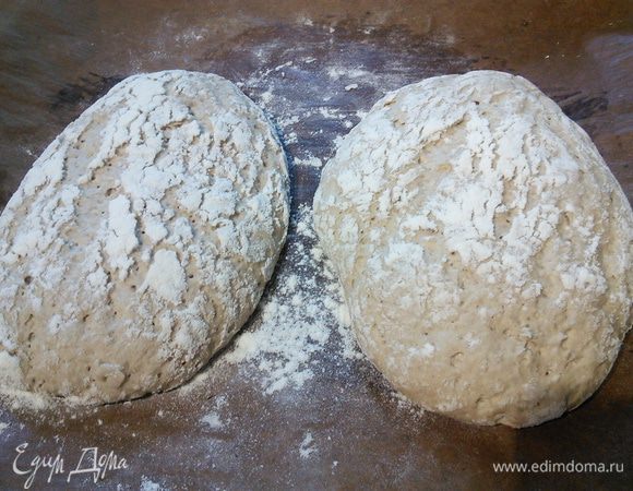 Переложите заготовки на расстоянии друг от друга на противень, выложенный  бумагой (не более 2 штук на противень), придайте ему желаемую форму,  посыпьте мукой, накройте плёнкой или чистым полотенцем и поставьте в тёплую духовку ( 25°) на 1,5 часа на расстойку. Так поднялось тесто после расстойки. 