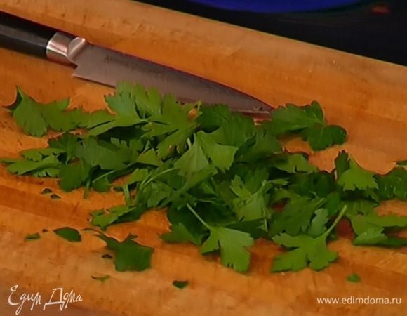 Кинзу мелко порубить.