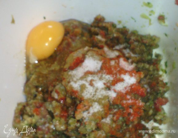 Мясо говядины перемолоть в мясорубке с фенхелем, сельдереем, чесноком, луком, петрушкой. Замесить фарш, добавить яйцо, специи. 