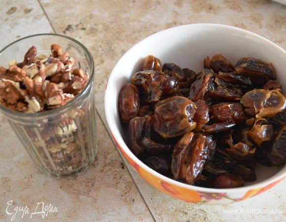 Промытые финики очистить от косточки, орехи очистить (на фото стакан с орехами полный, но понадобится всего половина стакана, можно чуть больше).