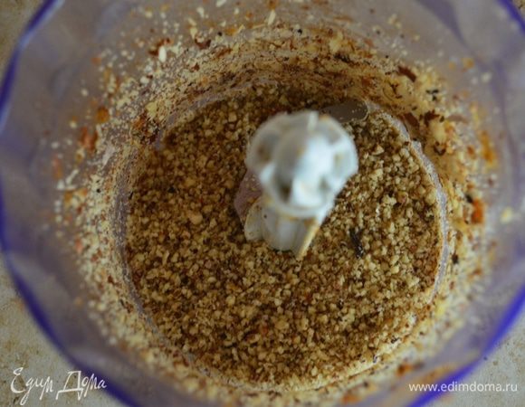 Измельчить всё в чаше блендера. Рекомендую отдельно измельчать орехи, а потом и финики, так будет мельче и удобнее, а то с финиками все слипается и неравномерно рубится.