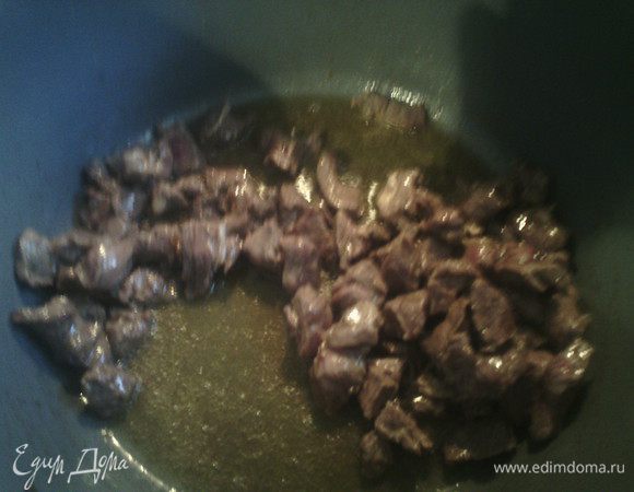 Мясо нарезать кусочками,в кастрюлю наливаем оливковое масло и обжариваем мясо. Мелко нарезаем лук, чеснок, сельдерей, кориандр и добавляем к мясу. 