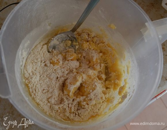 Готовим тесто: смешать все жидкие ингредиенты, перемешать. Затем добавить половину стакана муки, всю манку. Тщательно еще раз перемешать.