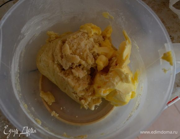 Добавляем размягченное сливочное масло и остатки муки, вымешиваем. Можно делать это руками. 