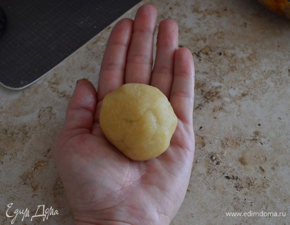 Лепим ракушки - отщипываем немного теста и на ладошках формируем шар (размером примерно как средняя слива).