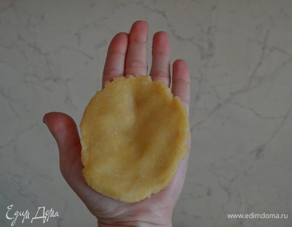 С помощью второй руки расплющиваем шар.