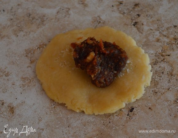 По центру выкладываем 1 ч. л. начинки.