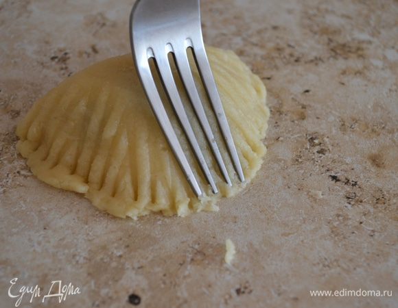 Теперь важно! То, что будет отличать наше печенье от обычных "ляпух" ;) Вилочкой придавливаем по всему периметру края.