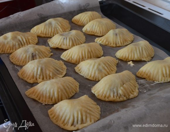 Выкладываем на противень, устеленный пергаментом и смазанный сливочным маслом (можно не смазывать, т.к. в тесте достаточно жира). У меня вышло 15 ракушек.