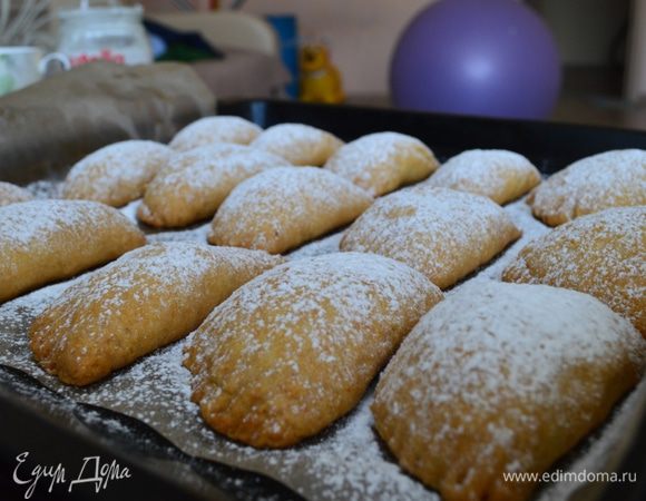 Вынуть печенье из духовки, дать полностью остыть и щедро посыпать сверху сахарной пудрой.
