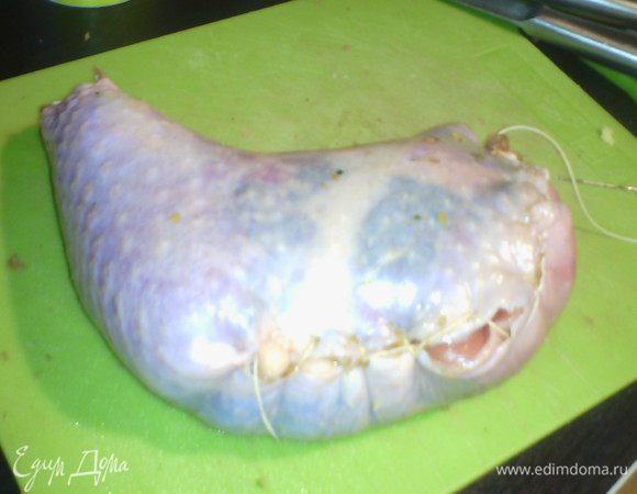 Смазать соевым соусом мясо индейки, наполнить фаршем, зашить по краям всё бедро. 