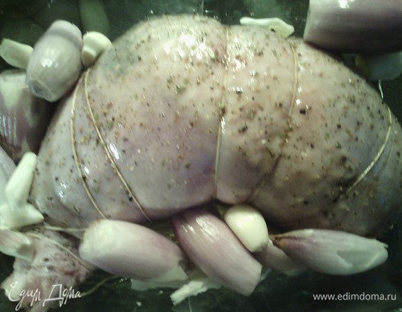 Сверху смазать соевым соусом и посыпать специями, добавить шафран, лук шалот, и дать пропитаться минимум 4 часа, я оставляю на ночь. 