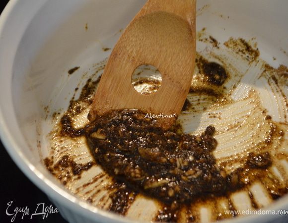 В большой емкости смешать все для карри соуса: имбирь и чеснок натереть, смешать с сухими специями.

