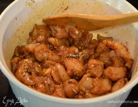 Куриные грудки порезать кубиками и смешать в этой смеси. Дать постоять 15 мин. Рис отварить в 2 стаканах куриного бульона.