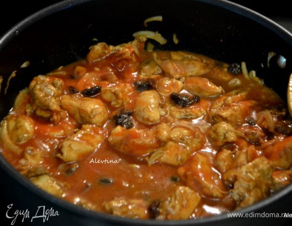 На непригораемой сковороде готовим куриные кусочки в специях и порезанный  лук, помешивая  8 мин или до коричневого цвета. Добавим томатный соус, изюм и 1¼ ст.бульона. Убавим огонь, закроем крышкой и готовим еще 10-15 мин или до готовности куриных грудок.