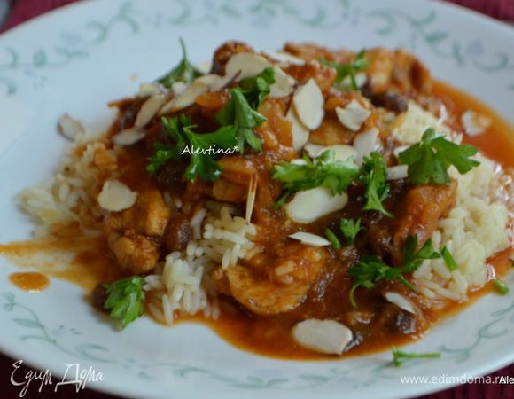 Подаем к столу куриные грудки с рисом и карри соусом. Посыпать подсушенными миндальными лепестками по желанию. Приятного аппетита.