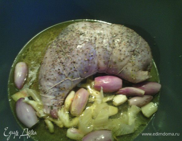 Переложить в кастрюлю с толстым дном, добавить воду. Накрыть крышкой и готовить на медленном огне 1 ч.  40. мин. 