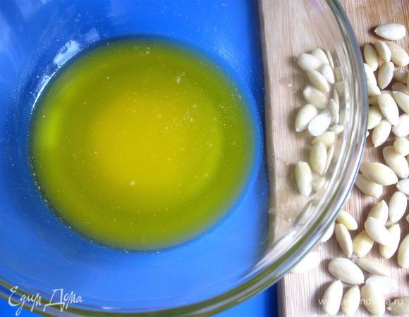 Приготовить топленое масло, если нет под рукой готового. Взять 200г сливочного масла (82.5% жирности), поместить в сотейник с толстым дном, на маленьком огне растопить, довести до кипения, через некоторое время начнет появляться белая пенка на поверхности масла – ее удалять шумовкой или ложкой, помешивать, чтобы осадок не прилипал к дну сотейника,  добавить щепотку соли, снять еще раз пенку. Эта процедура займет минут 10 – 15. Снять с огня, дать немного остыть, процедить через двойную марлю.  Дать остыть при комнатной температуре. Количество сливочного масла дала больше, так удобнее с ним работать, у вас останется  примерно 80 г топленого масла, которое следует убрать в холодильник после остывания.  Нам потребуется 100 г топленого масла, которое надо охладить минут 10 - 15 в холодильнике.
