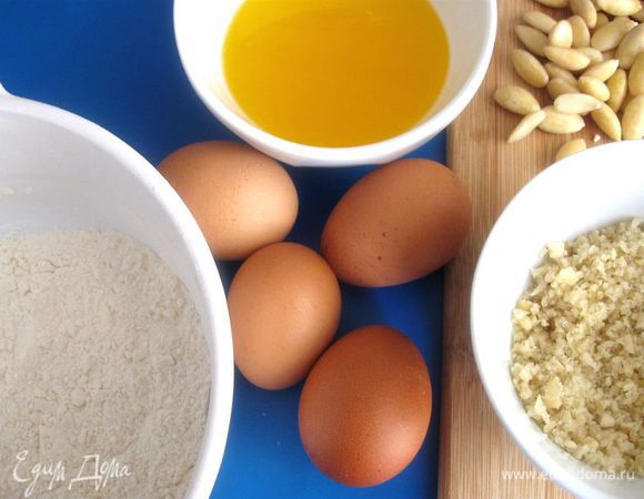 Пшеничную муку смешать с разрыхлителем,  просеять. Миндаль поместить на 4 - 5 минут в кипящую воду, воду слить, миндаль очистить, просушить, измельчить. Смешать с пшеничной мукой.