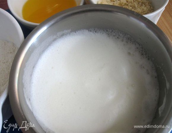 Яйца разделить на белок и желток, белки взбить миксером с щепоткой соли до  консистенции «легкой волны» (без пиков),  добавить сахарную пудру и еще намного взбить. 