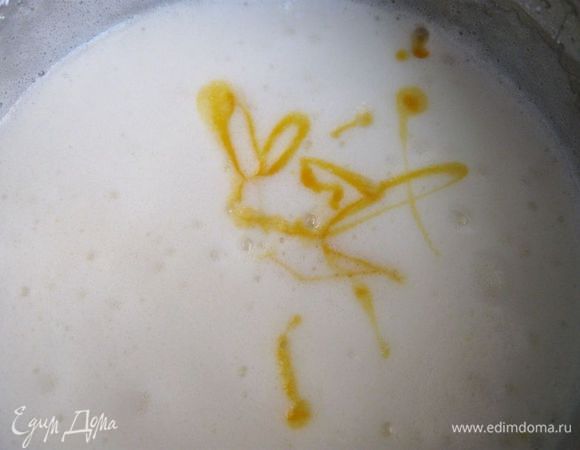 Добавить желтки, перемешать. 