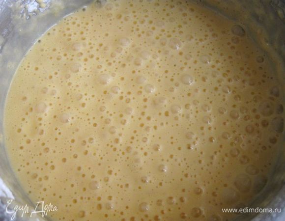 Добавить муку с миндалем, перемешать миксером.
