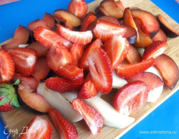 Грушу (достаточно твердую) почистить и порезать дольками, сливы порезать на половинки, удалить косточки, порезать дольками. Клубнику порезать на четыре или две части.
