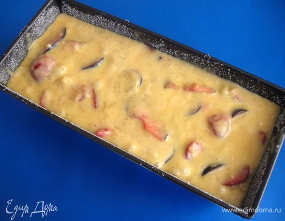 Форму обмазать топленым маслом, посыпать сахаром борта и дно формы. Выложить тесто с фруктами в форму.