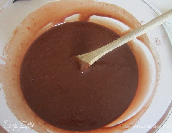 Добавить сок, молоко и растительное масло, перемешать до однородности.