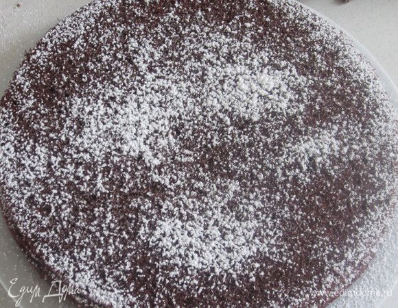 Когда пирог остынет, посыпать сверху сахарной пудрой.