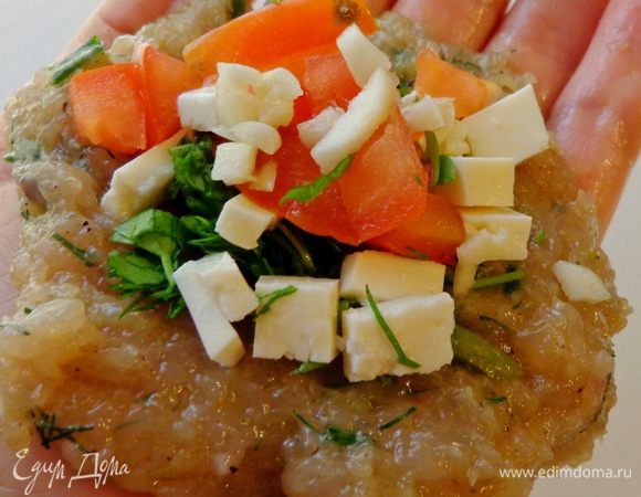 От приготовления кебабов у меня остался очень вкусный фарш (http://www.edimdoma.ru/retsepty/74283-kebaby-v-ovoschah-po-turetski).
Для котлеток дополнительно измельчить брынзу, помидор и зелень. Из фарша сделать лепешечку, положить на нее начинку и залепить сверху другой лепешкой из фарша.