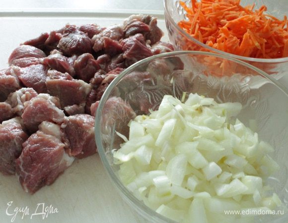 Мясо нарезать небольшими кусочками. Репчатый лук нарезать мелкими кубиками, морковь натереть на крупной терке. Тыкву нарезать кубиками (я использовала замороженную).