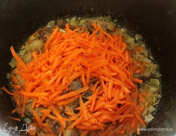 Кашу я всегда готовлю в казане, вы можете готовить в удобной для вас посуде. В казане на растительном масле обжарить сначала кусочки мяса до золотистой корочки, затем добавить лук, обжарить 1-2 минуты, добавить морковь и еще обжарить 2-3 минуты. Не забываем помешивать. Налить кипяток, посолить и поперчить по вкусу. Тушить под крышкой на небольшом огне до готовности мяса. Если жидкость испаряется, добавляем кипяток.
